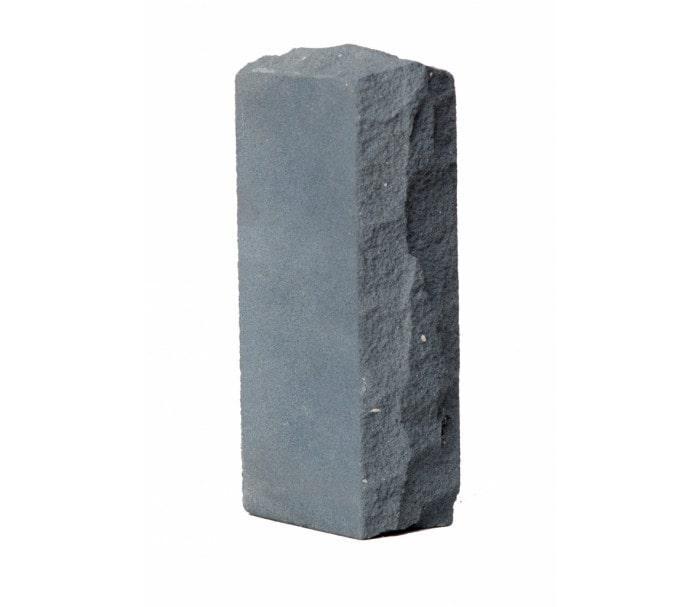 Кирпич (камень) силикатный СОЛПоРуГОб-М150/F35/2.0, темно-серый, рустированный, угловой 235х108х65