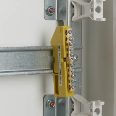 Шина PE земля 6x9 мм 10 отверстий на DIN-изол ШНИ-6х9-10-Д-Ж IEK YNN10-69-10D-K05